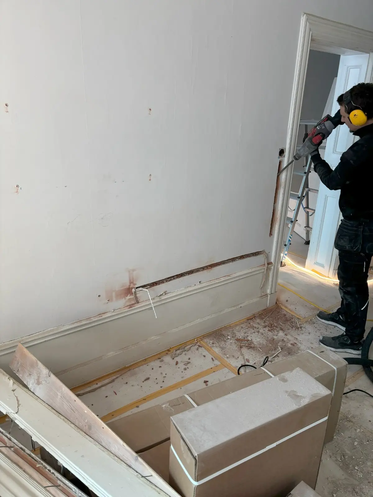 Spårning i vägg för dold elinstallation på Östermalm